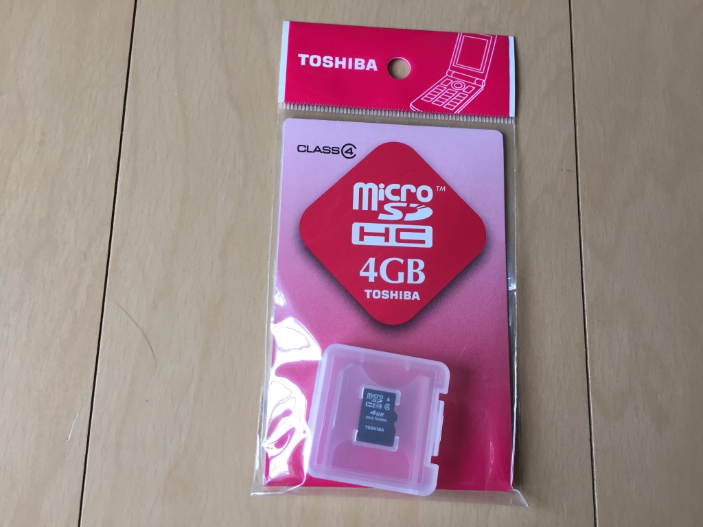 撮影データを保存するマイクロSDも別途必要。4GBで500円程度でした。