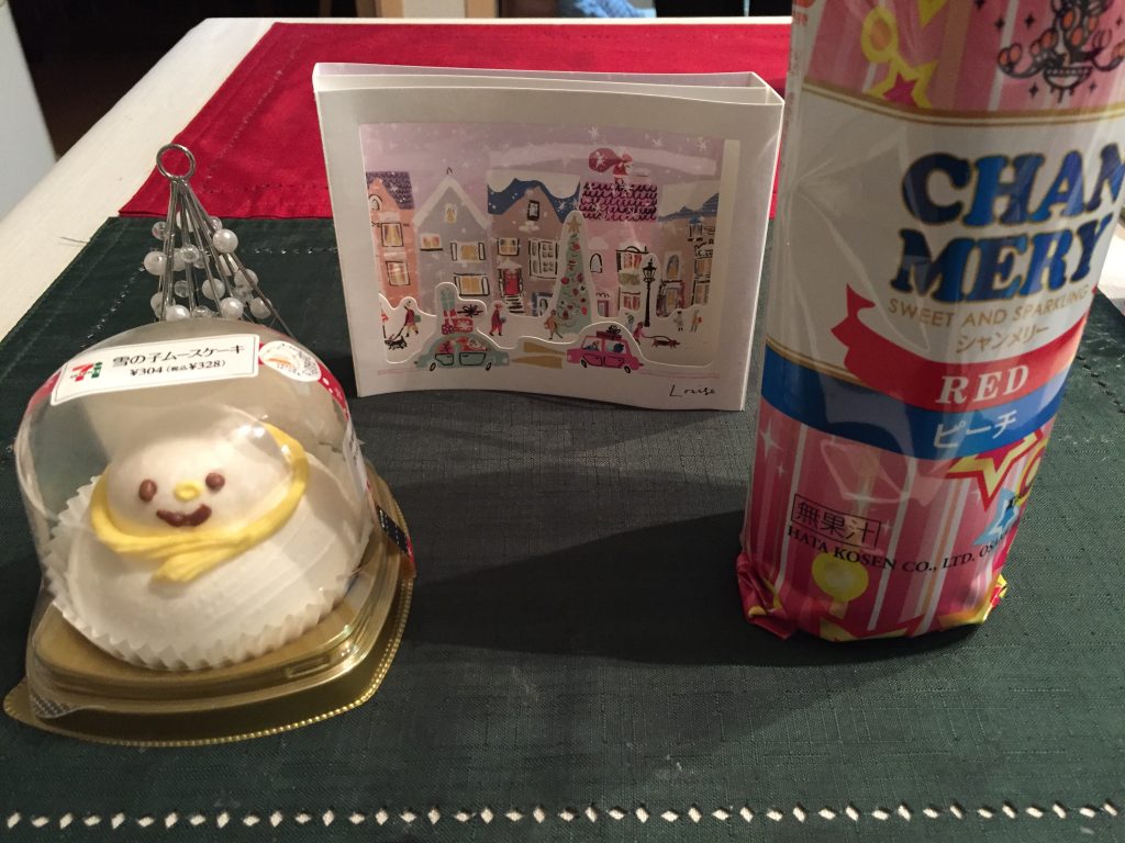 ミニケーキとシャンパンと100円ショップで買ったクリスマスツリー。